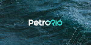 Read more about the article PetroRio sobe  com mudança no plano de negócios e avanço do petróleo